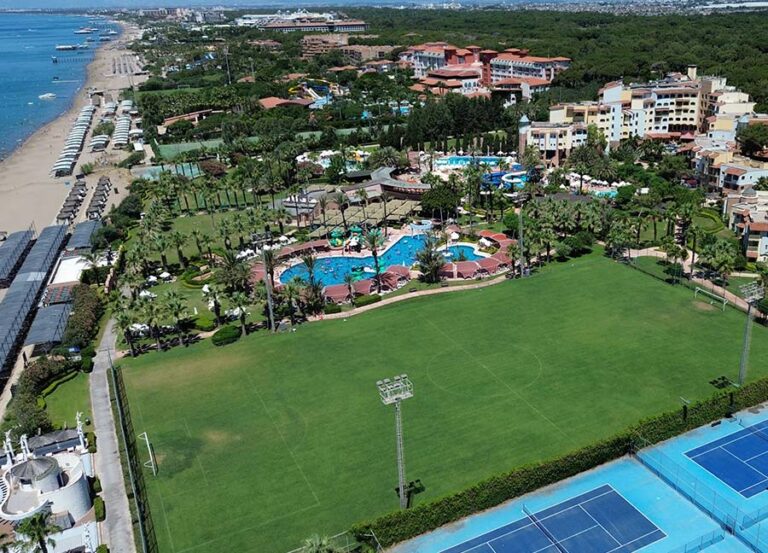 Platz am Hotel Limak Arcadia / FIFA Standard / 105 x 70 m