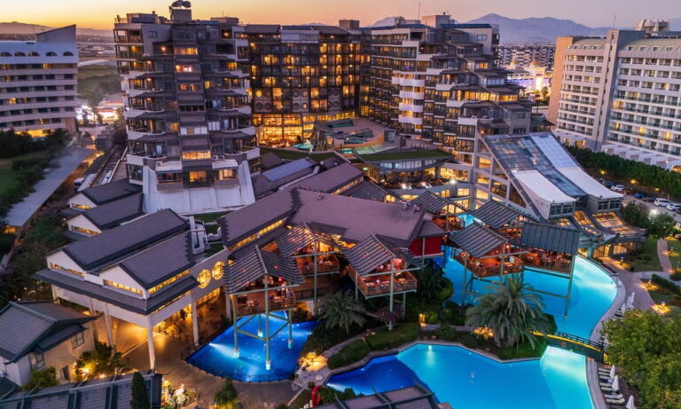 Limak-Lara-Deluxe-Hotel-HB-Hotel_aussen-Trainingslager-Turkei-1000px