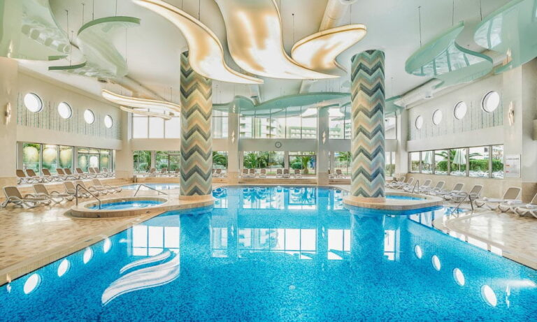 Titanic-Deluxe-Lara-HB-Hotel-Indoorpool-Trainingslager-Turkei-1000px