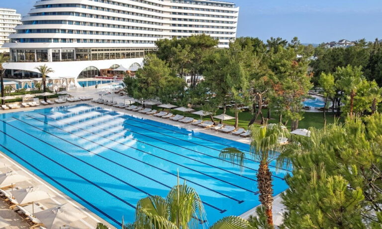 Titanic-Deluxe-Lara-HB-Hotel-Pool-aussen2-Trainingslager-Turkei-1000px
