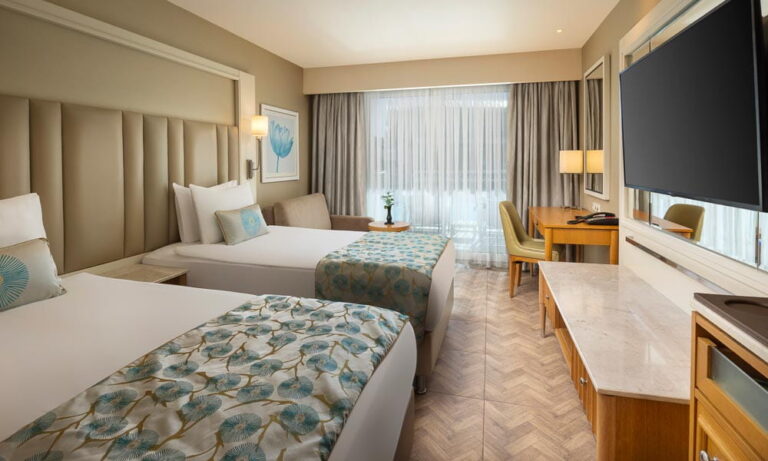 Titanic-Deluxe-Lara-HB-Hotel-Swim-Up-Room-Trainingslager-Turkei-1000px